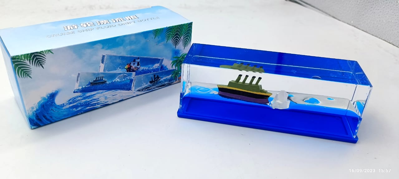 Cruise Ship Toy – detail view