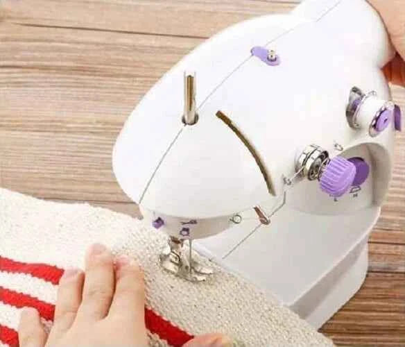 Mini Sewing Machine – detail view
