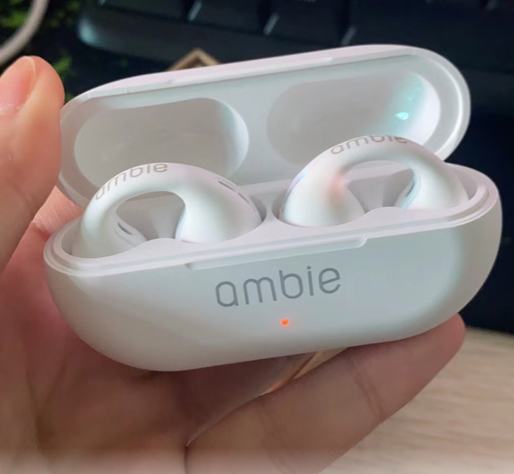 Ambie Bluetooth Wireless Headphones – detail view