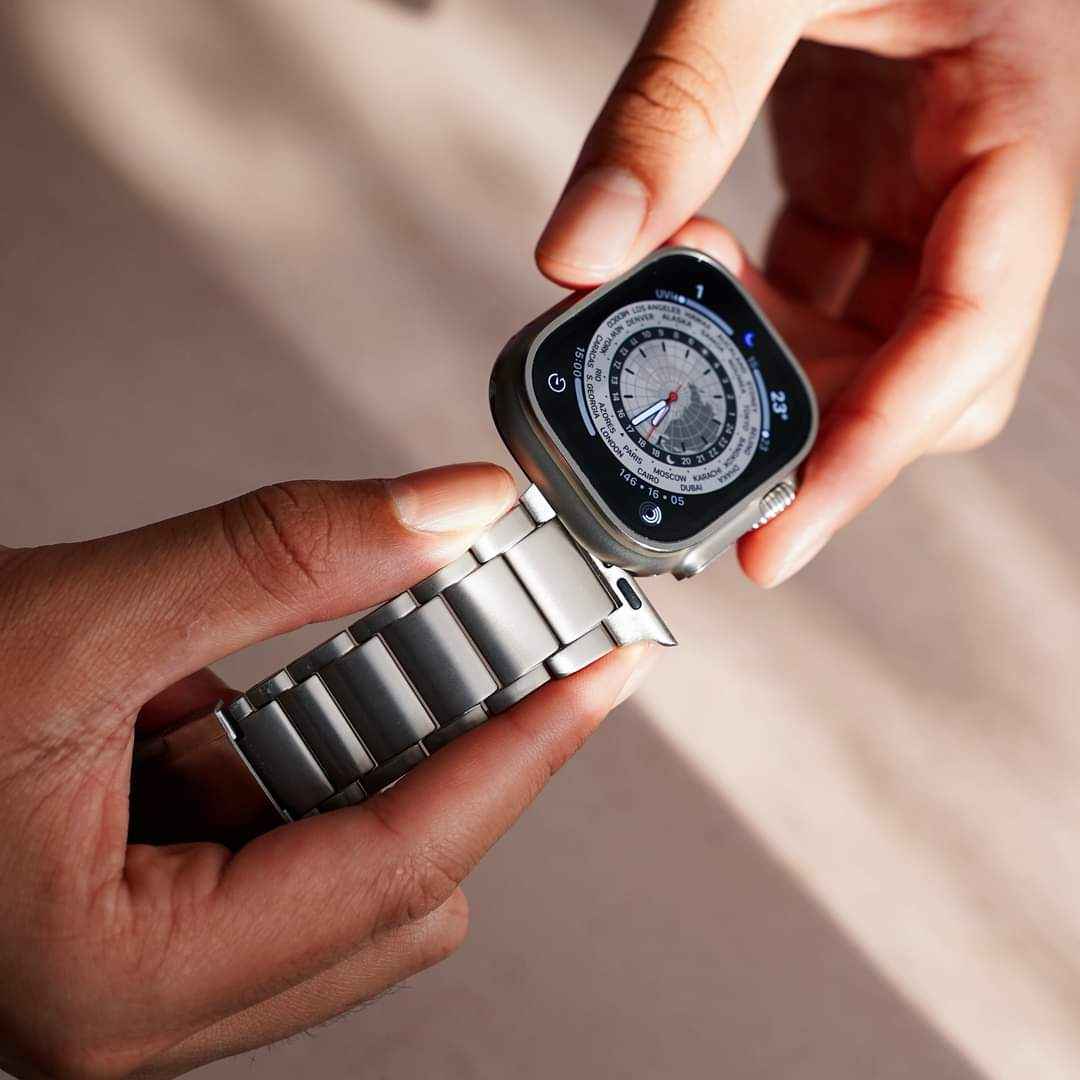 Ultra 2 Smart Watch – packaging and contents